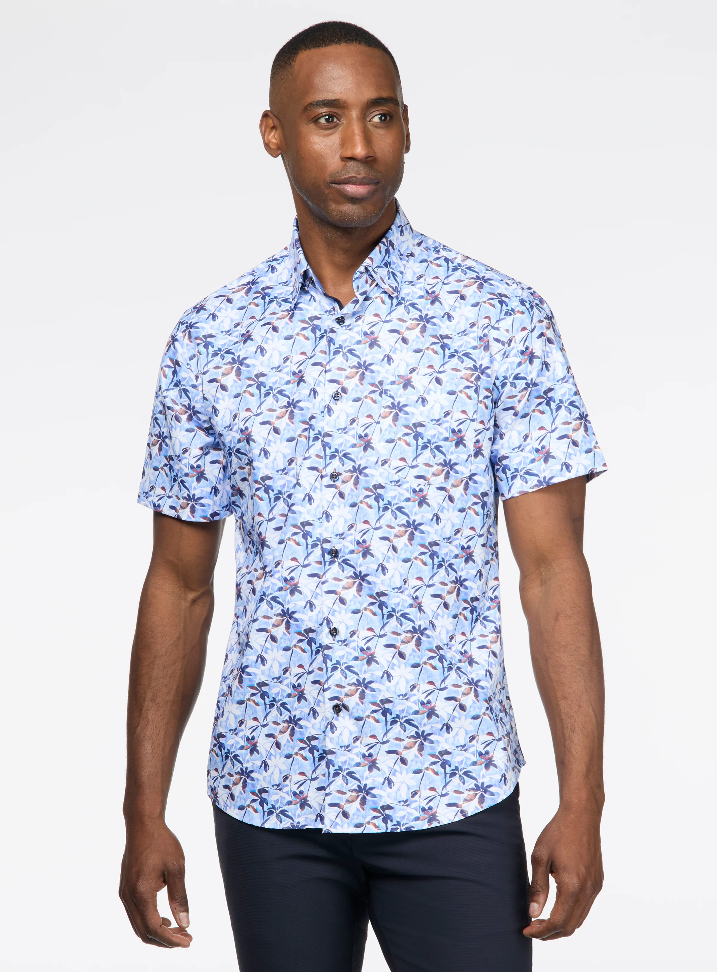Chemise bleue à motif floral